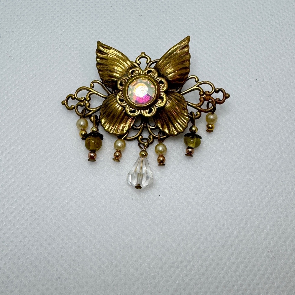 Elegant Gold butterfly 🦋 Brooch with Pearl Accents